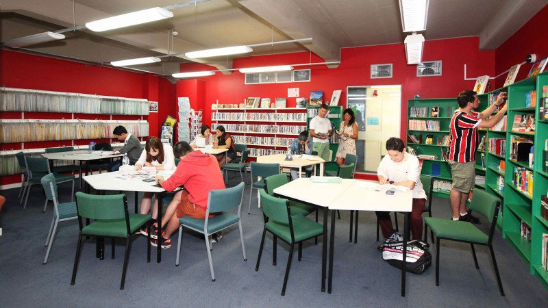 Worldwide-Auckland-Estudantes-na-Biblioteca