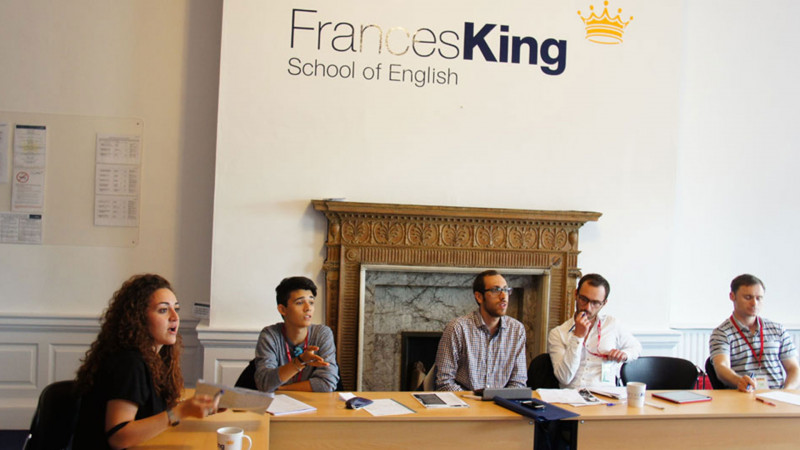Frances-King-Dublin-Estudantes-durante-Aula