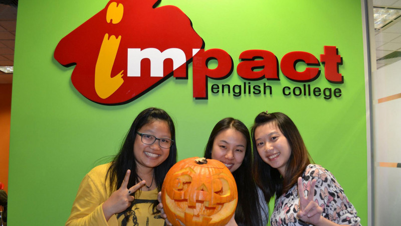 Impact-Melbourne-Estudantes-e-Logo-da-Escola