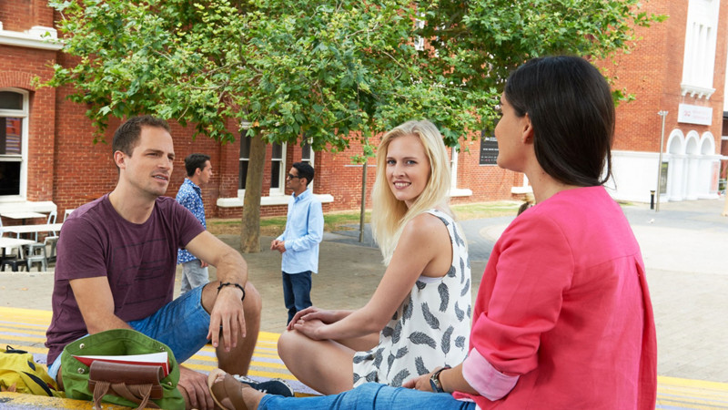 Navitar-Perth-Estudantes-Conversando-na-Area-Externa-do-Campus